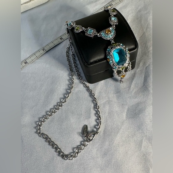 Gorgeous ornate style silvertone necklace with rhinestones - Picture 6 of 8